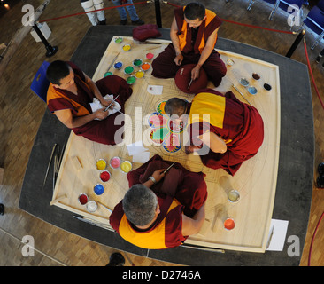 Mönche aus dem Exil Kreuzgang "Sera Jhe" in Süd-Indien arbeiten auf eine drei Meter große Sandmandala im Ethnologischen Museum in Hamburg, Deutschland, 15. Januar 2013. Es sollte am 20. Januar 2013 abgeschlossen sein und mit dem Sand wird in der Alster verstreut, als Symbol für die Vergänglichkeit des materiellen Lebens zerstört. Foto: ANGELIKA WARMUTH Stockfoto