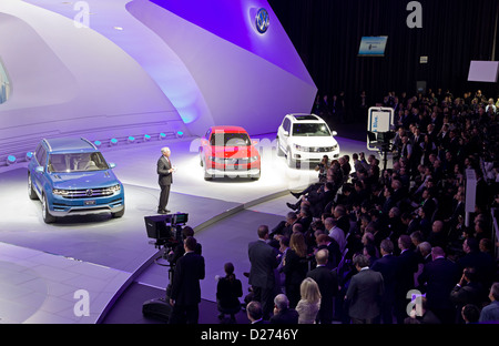 Das HANDOUT-Bild zeigt eine Reihe von drei Konzept-Autos von Volkswagen (VW), CrossBlue (L-R), ein Cross-Coupé und ein VW Tiguan auf dem Display auf der Bühne bei der North American International Auto Show (NAIAS) in Detroit, USA, 14. Januar 2013. NAIAS am 14. Januar 2013 offiziell eröffnet und ist offen für die breite Öffentlichkeit vom 19. Januar bis 27. Januar 2013. Foto: Friso Gentsch / Volkswagen Stockfoto