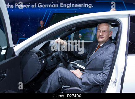 Das HANDOUT-Bild zeigt den Kopf Volkswagen Group of America, Jonathan Browning, sitzt hinter dem Lenkrad des Volkswagen Passat Performance Concept Car auf der North American International Auto Show (NAIAS) in Detroit, USA, 14. Januar 2013. NAIAS am 14. Januar 2013 offiziell eröffnet und ist offen für die breite Öffentlichkeit vom 19. Januar bis 27. Januar 2013. Foto: Friso Gentsch / Volkswagen Stockfoto