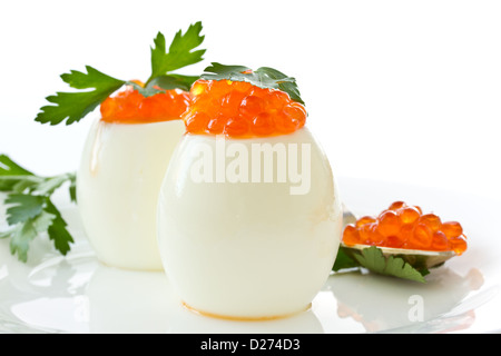 Ei mit rotem Kaviar auf weißem Hintergrund Stockfoto