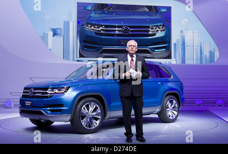 Das HANDOUT Bild zeigt VW "Ulrich Hackenberg, Mitglied des Vorstands der Volkswagen Marke und Entwicklung Abteilung stehen neben VW Konzeptfahrzeug"CrossBlue"auf der Bühne bei der North American International Auto Show (NAIAS) in Detroit, USA, 14. Januar 2013. NAIAS am 14. Januar 2013 offiziell eröffnet und ist offen für die breite Öffentlichkeit vom 19. Januar bis 27. Januar 2013. Foto: Friso Gentsch / Volkswagen Stockfoto