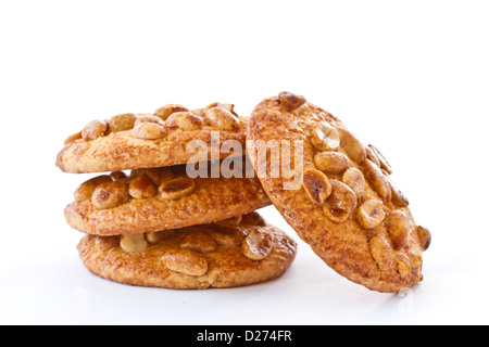 Nuss-Kekse mit Erdnüssen auf weißem Hintergrund Stockfoto
