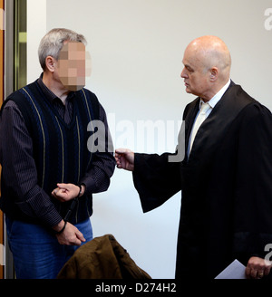 Lawyer Horst-Dieter Poetschke (R), vertritt eine mutmaßliche russische Agenten-paar, Gespräche mit den Beschuldigten Andreas Anschlag (L, Pseudonym) in einem Gerichtssaal des provinziellen High Court und des Berufungsgerichts in Stuttgart, Deutschland, 15. Januar 2013. mehr als 20 Jahren das Paar sollte Informationen aus Deutschland, der russische Geheimdienst SWR durch unwirksame Briefkästen sowie Satelliten und das Internet gegeben haben. Der Schwerpunkt lag auf politischer und militärischer Strategien der EU und der Nato. Foto: Bernd Weissbrod Stockfoto