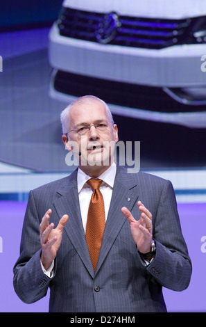 (HANDOUT) Ein Handout Foto datiert 14. Januar 2013 zeigt President der Volkswagen Group of America Jonathan Brown auf dem Stand von Volkswagen auf der North American International Auto Show (NAIAS) in Detroit, USA, 14. Januar 2013 sprechen. NAIAS, Presse und Händler am 14. Januar 2013 offiziell eröffnet und ist offen für die breite Öffentlichkeit vom 19. Januar bis 27. Januar 2013. Foto: Friso Gentsch / Volkswagen Stockfoto