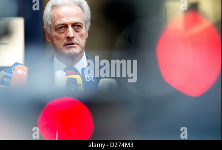 Bundesminister für Verkehr, verleiht Peter Ramsauer (CSU) Aussagen zum Flughafen BER Medienvertreter an den Haushaltsausschuss auf den Berlin/Brandenbug Flughafen BER in Berlin, Deutschland 15. Januar 2013. Foto: Kay Nietfeld Stockfoto