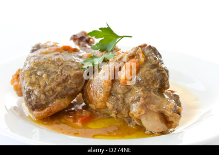 Gebratene Entenfleisch mit Soße auf weißem Hintergrund Stockfoto