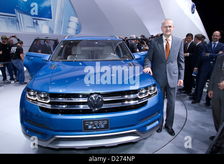 Das HANDOUT-Bild zeigt den Kopf Volkswagen Group of America, Jonathan Browning, neben VW Konzeptfahrzeug "CrossBlue" auf der Bühne bei der North American International Auto Show (NAIAS) in Detroit, USA, 14. Januar 2013 stehen. NAIAS am 14. Januar 2013 offiziell eröffnet und ist offen für die breite Öffentlichkeit vom 19. Januar bis 27. Januar 2013. Foto: Friso Gentsch / Volkswagen Stockfoto