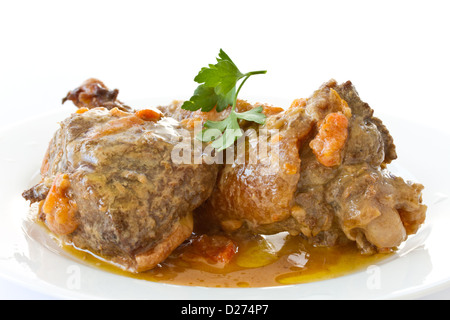 Gebratene Entenfleisch mit Soße auf weißem Hintergrund Stockfoto