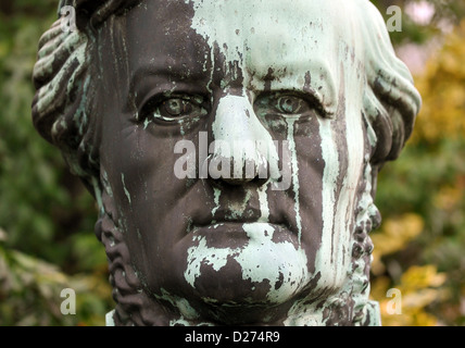 Die Büste von Richard Wagner vom deutschen Bildhauer Richard Guhr steht auf dem Display vor dem neuen Richard-Wagner-Museum befindet sich im renovierten Jagdhaus in Graupa, Deutschland, 10. Januar 2013. Deutschen Komponisten Richard Wagner schrieb seine Oper Lohengrin in Graupa. Foto: Matthias Hiekel Stockfoto