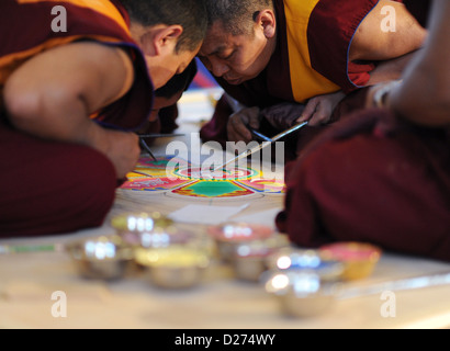 Mönche aus dem Exil Kreuzgang "Sera Jhe" in Süd-Indien arbeiten auf eine drei Meter große Sandmandala im Ethnologischen Museum in Hamburg, Deutschland, 15. Januar 2013. Es sollte am 20. Januar 2013 abgeschlossen sein und mit dem Sand wird in der Alster verstreut, als Symbol für die Vergänglichkeit des materiellen Lebens zerstört. Foto: ANGELIKA WARMUTH Stockfoto