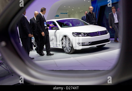 (HANDOUT) Ein Handout Foto datiert 14. Januar 2013 zeigt die Reflexion des Volkswagen Passat Performance Concept Car auf der North American International Auto Show (NAIAS) in Detroit, USA, 14. Januar 2013. NAIAS, Presse und Händler am 14. Januar 2013 offiziell eröffnet und ist offen für die breite Öffentlichkeit vom 19. Januar bis 27. Januar 2013. Foto: Friso Gentsch / Volkswagen Stockfoto