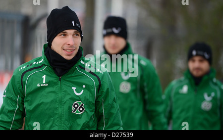 Hannovers Torwart Ron-Robert Zieler steht während der Ausbildung beim deutschen Bundesligisten Hannover 96 in Hannover, 15. Januar 2013. Foto: JULIAN STRATENSSCHULTE Stockfoto