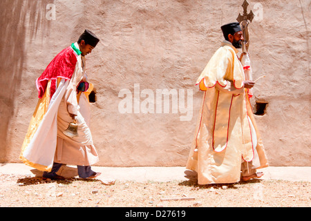 Orthodoxe christliche Priester angekommen Abuna Aregawi Kirche Messe in Debre Damo in Tigray, Nord-Äthiopien, Afrika durchführen. Stockfoto