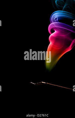 Räucherstäbchen mit bunt abstrakt Rauch Trail auf schwarzem Hintergrund Stockfoto