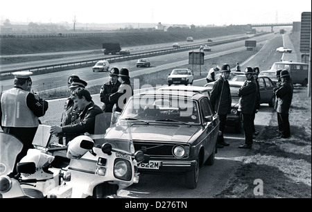 Polizei stoppen markante Bergleute vor der Schließung der M18-Autobahn in South Yorkshire während der nationalen Miners Strike 1984 Stockfoto