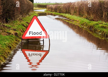 Flut-Warnschild auf einer überfluteten Landstraße Stockfoto