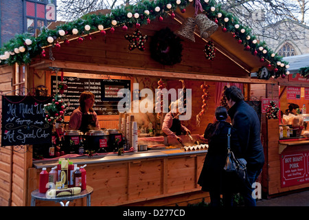 Menschen Touristen Besucher kaufen Lebensmittel an Weihnachtsmarkt Food Stand im Winter York North Yorkshire England Großbritannien GB Großbritannien Stockfoto