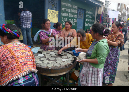 Frauen machen blauem Mais Tortillas. Stockfoto