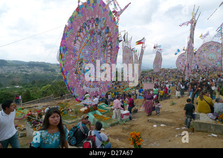 Tag der Toten feiern wenn Leute um Gräber sitzen und Fliege Drachen im Friedhof zu erinnern Angehörigen, Guatemala verstorbenen Stockfoto