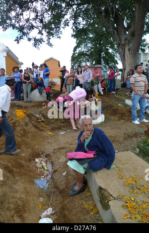 Tag der Toten feiern wenn Leute um Gräber sitzen und Fliege Drachen im Friedhof zu erinnern Angehörigen, Guatemala verstorbenen Stockfoto