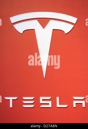 Detroit, Michigan, USA. Das findet der North American International Auto Show (NAIAS) in Detroit (Michigan), USA, 14. Januar 2013 ist das Tesla-Logo abgebildet. Die 25. motor Show ist für die Öffentlichkeit vom 19. bis 27. Januar geöffnet. Foto: Uli Deck Stockfoto