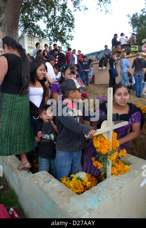 Tag der Toten feiern wenn Leute um Gräber sitzen und Fliege Drachen im Friedhof zu erinnern Angehörigen, Guatemala verstorbenen Stockfoto