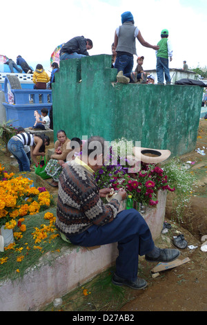 Tag der Toten feiern wenn Leute um Gräber sitzen und Fliege Drachen im Friedhof zu erinnern Angehörigen, Guatemala verstorbenen Stockfoto