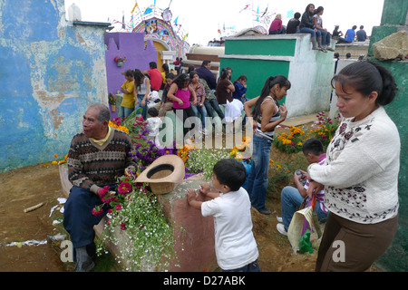 Tag der Toten feiern wenn Leute um Gräber sitzen und Fliege Drachen im Friedhof zu erinnern Angehörigen, Guatemala verstorbenen Stockfoto