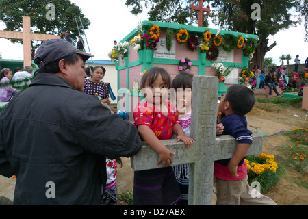 Tag der Toten feiern wenn Leute um Gräber sitzen und Fliege Drachen im Friedhof zu erinnern Angehörigen, Guatemala verstorbenen Stockfoto