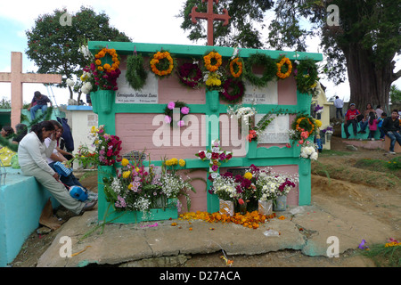 Tag der Toten feiern wenn Leute um Gräber sitzen und Fliege Drachen im Friedhof zu erinnern Angehörigen, Guatemala verstorbenen Stockfoto