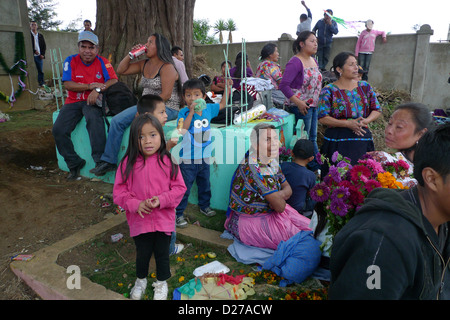 Tag der Toten feiern wenn Leute um Gräber sitzen und Fliege Drachen im Friedhof zu erinnern Angehörigen, Guatemala verstorbenen Stockfoto