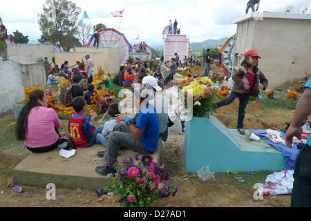 Tag der Toten feiern wenn Leute um Gräber sitzen und Fliege Drachen im Friedhof zu erinnern Angehörigen, Guatemala verstorbenen Stockfoto