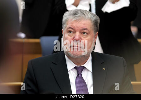 Mainz, Deutschland. 16. Januar 2013. Premier des Landes Rheinland-Pfalz Kurt Beck sieht man an den Landtag in Mainz, Deutschland, 16. Januar 2013. Heute übernimmt ehemalige Rheinland-Pfalz Gesundheitsministerin Dreyer das Amt des Ministerpräsidenten Beck, der aus gesundheitlichen Gründen zurückgetreten. Foto: FREDRIK VON ERICHSEN Stockfoto