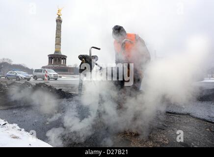 Berlin, Deutschland. 16. Januar 2013. Tar-Dämpfe wie eine Straße in Reparatur an der Siegessäule in Berlin, Deutschland, 16. Januar 2013. Foto: STEPHANIE PILICK Stockfoto