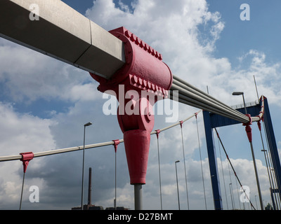 Friedrich-Ebert-Brücke über den Rhein in der Nähe von Duisburg, Nordrhein-Westfalen, Deutschland Stockfoto