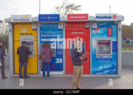 Kunden bei der Bank von ATM Geldautomaten neben Galata-Brücke in Istanbul, Türkei. Stockfoto