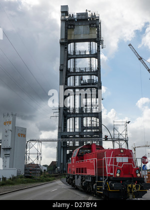 Güterzug der Lift-Brücke auf Rethedamm in den Hafen von Hamburg, Deutschland. Stockfoto