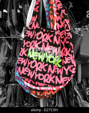 NEW YORK Handbag für Verkauf im Ladengeschäft Chinatown Tourist auf der Canal Street in lower Manhattan. Farben in Photoshop bearbeitet. Stockfoto