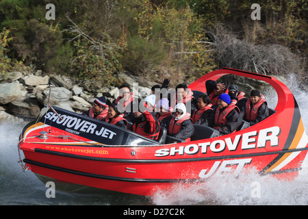 Leute, die Spaß Jet-Boot fahren auf dem Shotover River an Arthurs Punkt in der Nähe von Queenstown Südinsel Neuseeland. Stockfoto