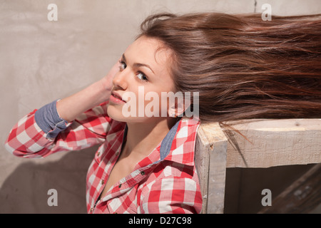 attraktives Mädchen in ein kariertes Hemd mit langen Haaren Stockfoto