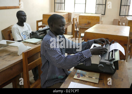 Kenia Don Bosco Schule für berufliche Bildung, Kakuma Flüchtlingslager, Turkana. Typisierung und Computer-Klasse. Stockfoto