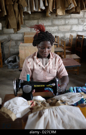 Kenia - Don Bosco Schule für berufliche Bildung, Kakuma Flüchtlingslager, Turkana. Frau am Nähkurs. Foto: Sean Sprague Stockfoto