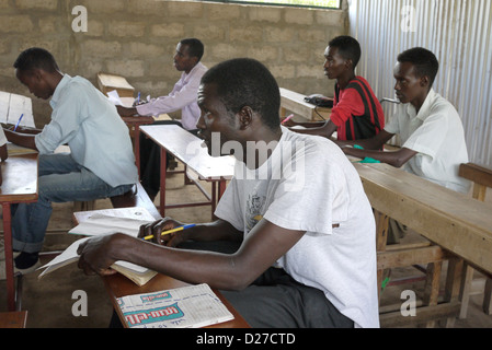 Kenia Don Bosco Schule für berufliche Bildung, Kakuma Flüchtlingslager, Turkana. Studenten an einem Englisch-Kurs. Stockfoto