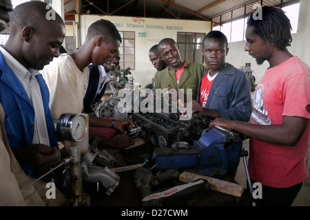 Kenia im Don Bosco Schule für berufliche Bildung, Kakuma Flüchtlingslager, Turkana. Motor Mechanik Klasse. Foto: Sean Sprague Stockfoto