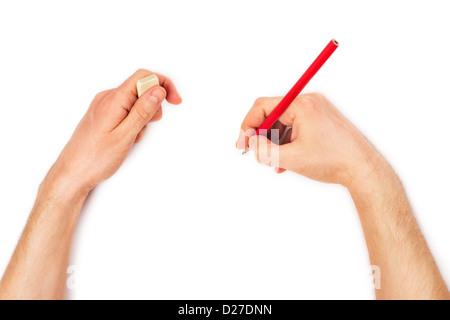 Menschliche Hände mit Bleistift und Erase Kautschuk etwas zu schreiben. Auf weißem Hintergrund Stockfoto
