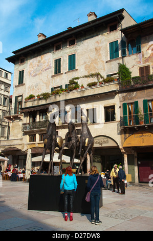 Piazza Delle Erbe square historische Altstadt Verona Stadt Veneto Region Nord Italien Europa Stockfoto