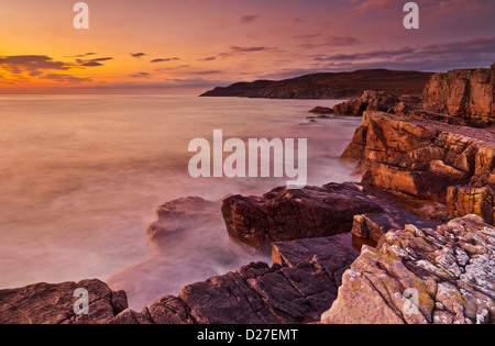 Sonnenuntergang mit verschwommenem milchigem Wasser mit einströmenden Gezeiten Mellon Charles North West Scotland Wester Ross UK GB Europe Stockfoto