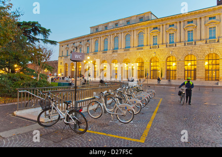 Leihfahrräder und öffentliche Toilette mit Palazzo della Gran Guardia am Piazza Bra Platz Zentrum von Verona-Stadt der Veneto Region Italiens Stockfoto