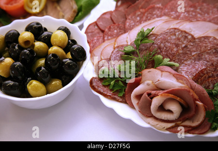 Oliven und Wurst auf dem festlichen Tisch Stockfoto