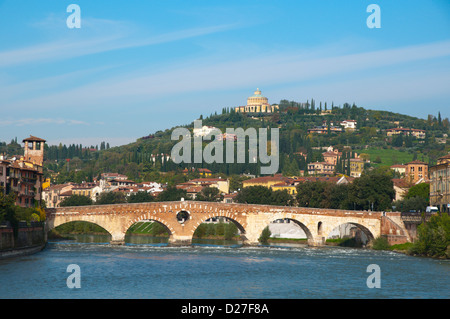 Ponte Pietra Brücke mit Santuario della Madonna di Lourdes Kirche im Hintergrund Verona Stadt der Veneto Region Norditaliens Stockfoto